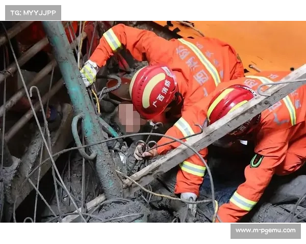 现场：王子公园球场因大雪中断比赛15分钟，工作人员紧急清理边线